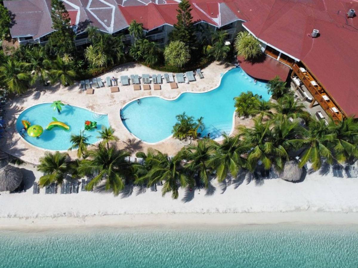 Del paraíso al desastre: El antes y el después del Hotel Fantasy Island de Roatán