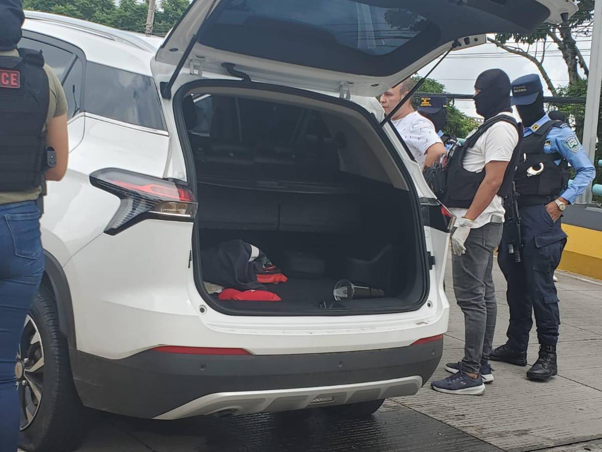 Víctor Pereira estuvo en el proceso de inspección del carro.