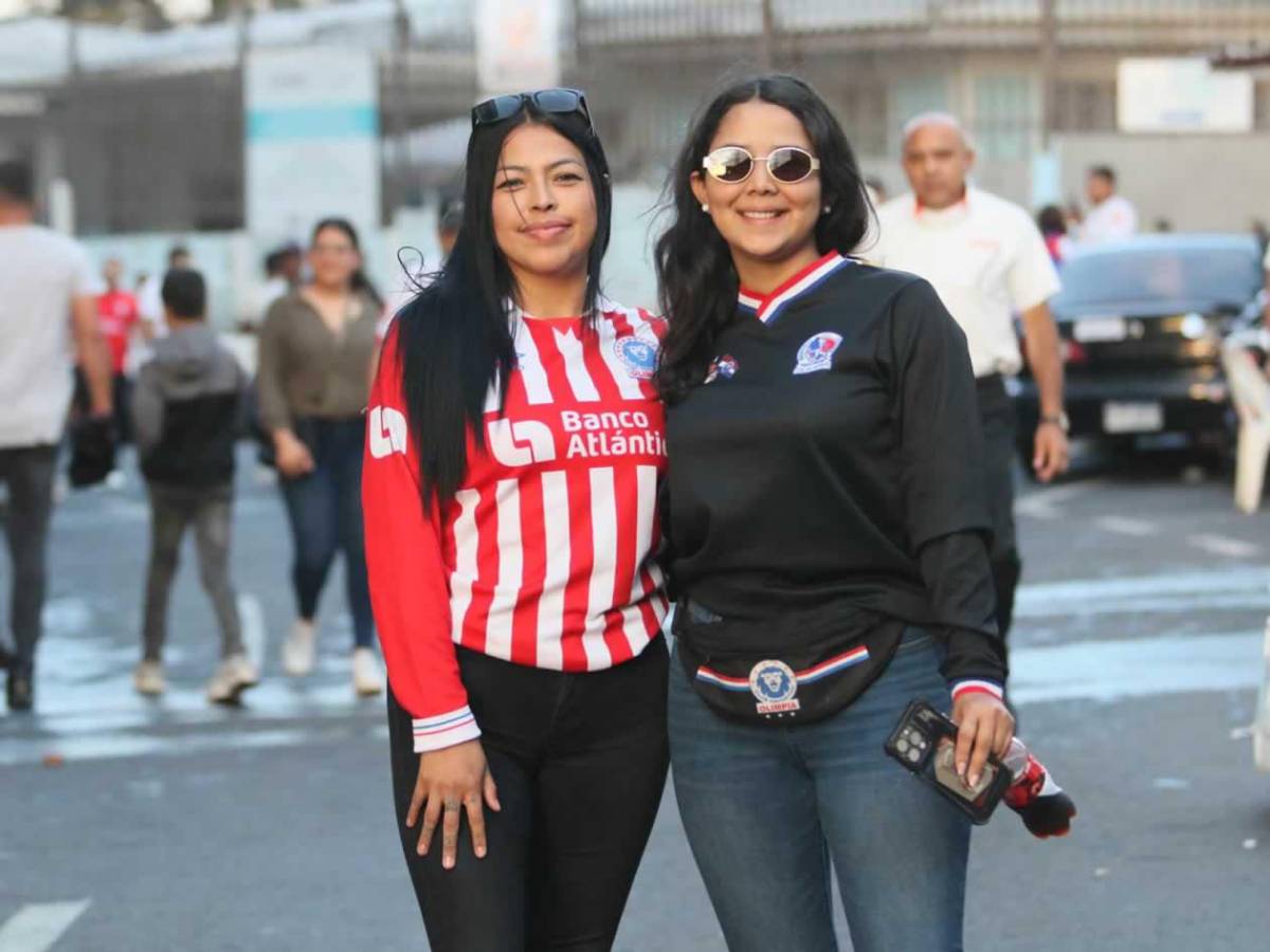 Chicas cautivan y show de la Ultra Fiel: ambientazo en el Olimpia vs Alajuelense en el Nacional