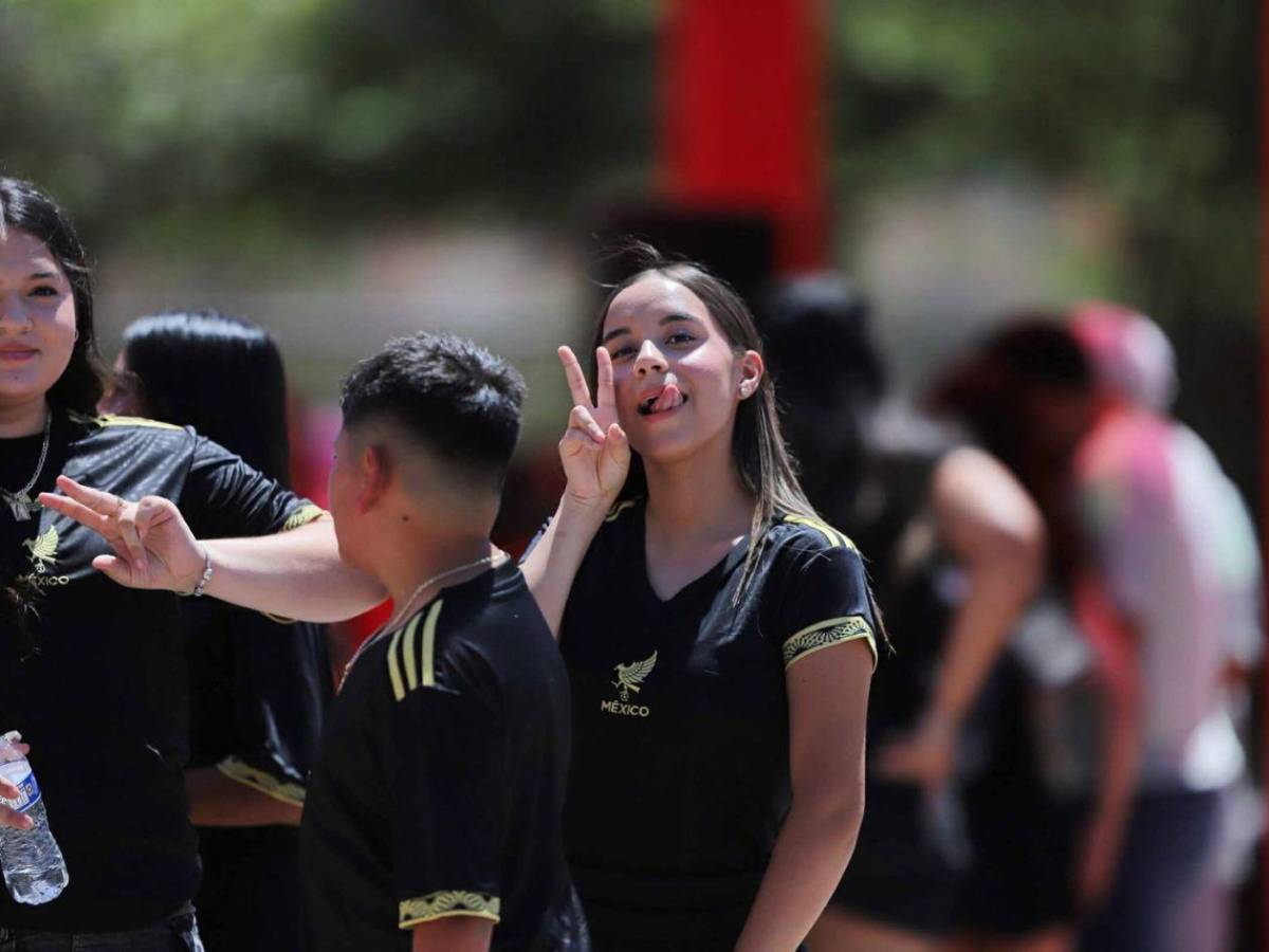 Ambiente y belleza en el partido Panamá-Honduras: ¿quién es la chica de pelo rubio?