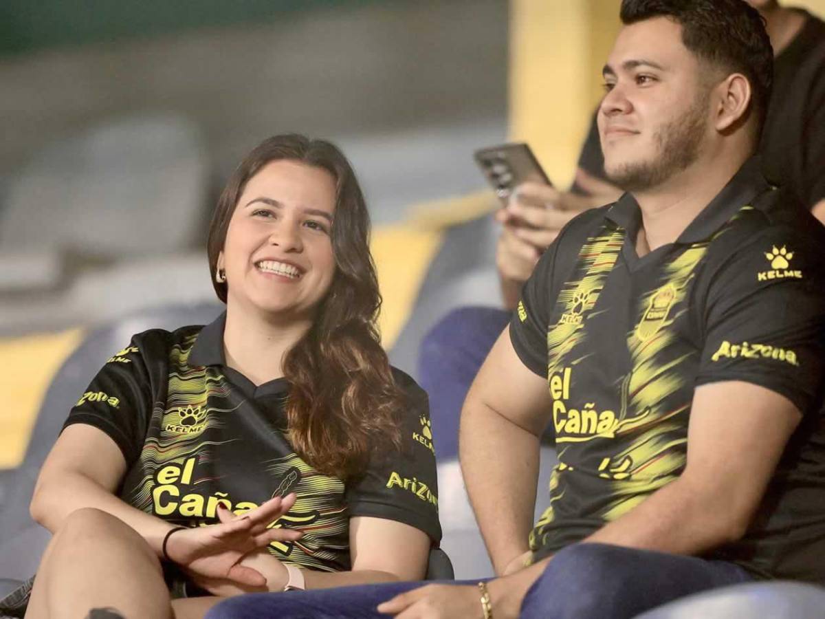 Periodista y bellas chicas roban miradas en triangular Real España vs Olimpia