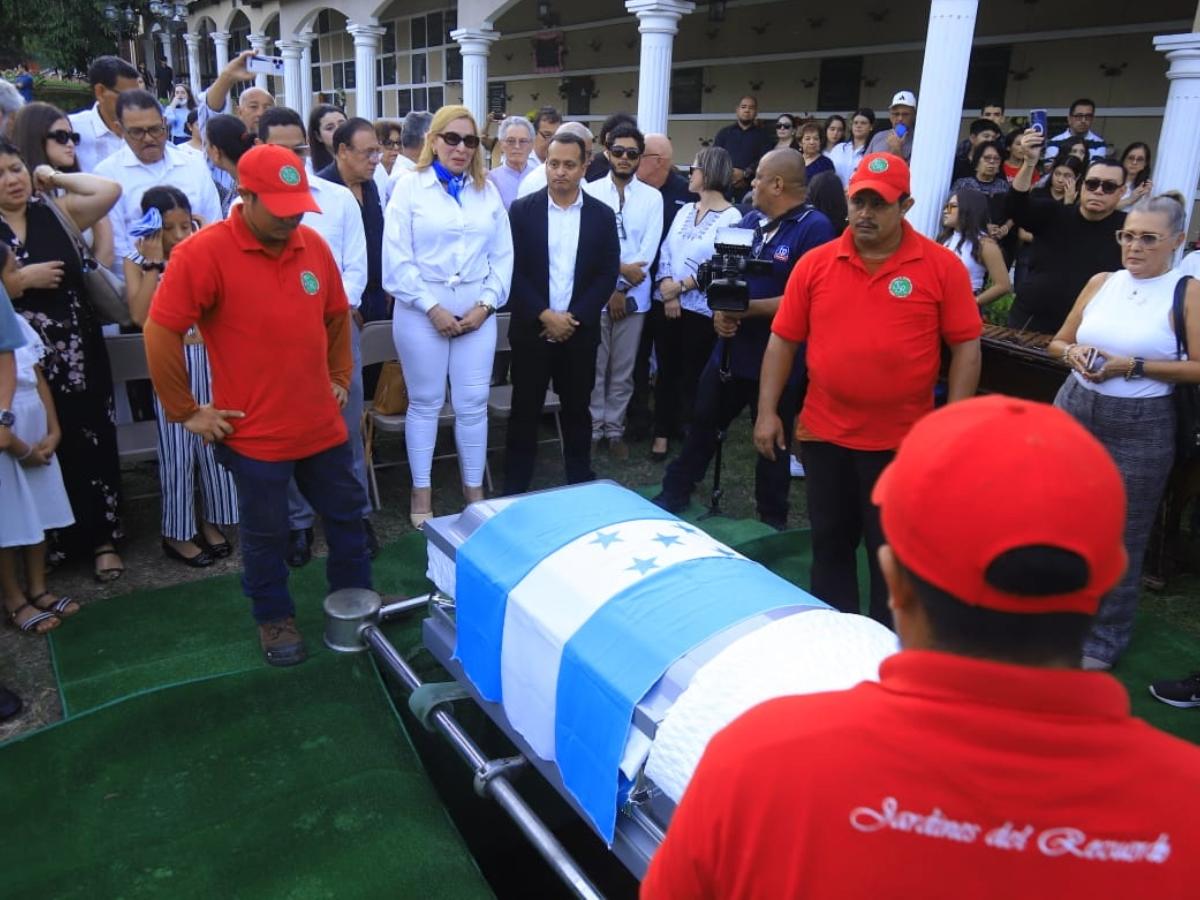 Con icónica canción “Noche de Luna en La Ceiba”, sepultan a Moisés Canelo