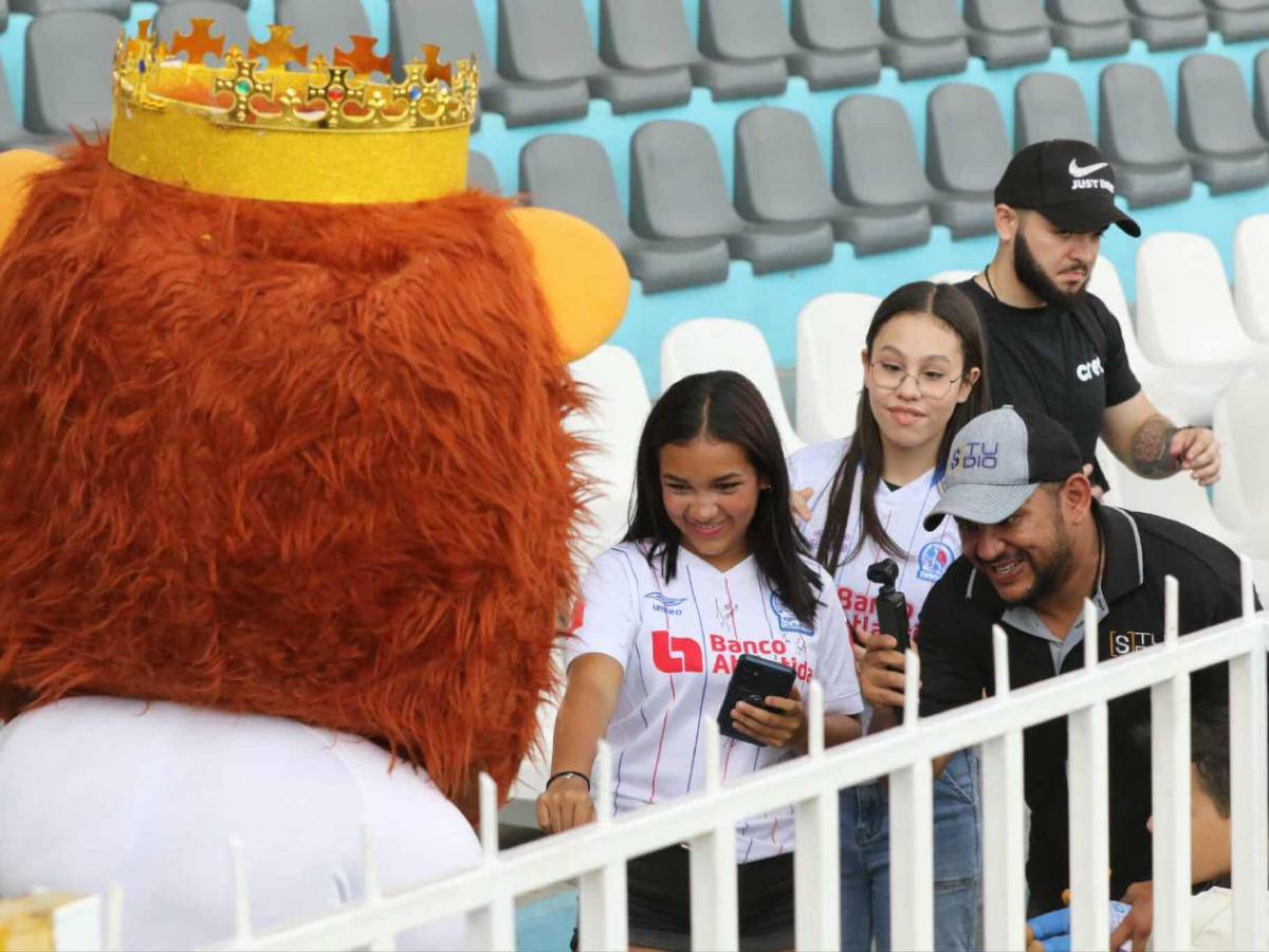 La chica que robó suspiros y el color de la Ultra Fiel en el Olimpia vs Motagua