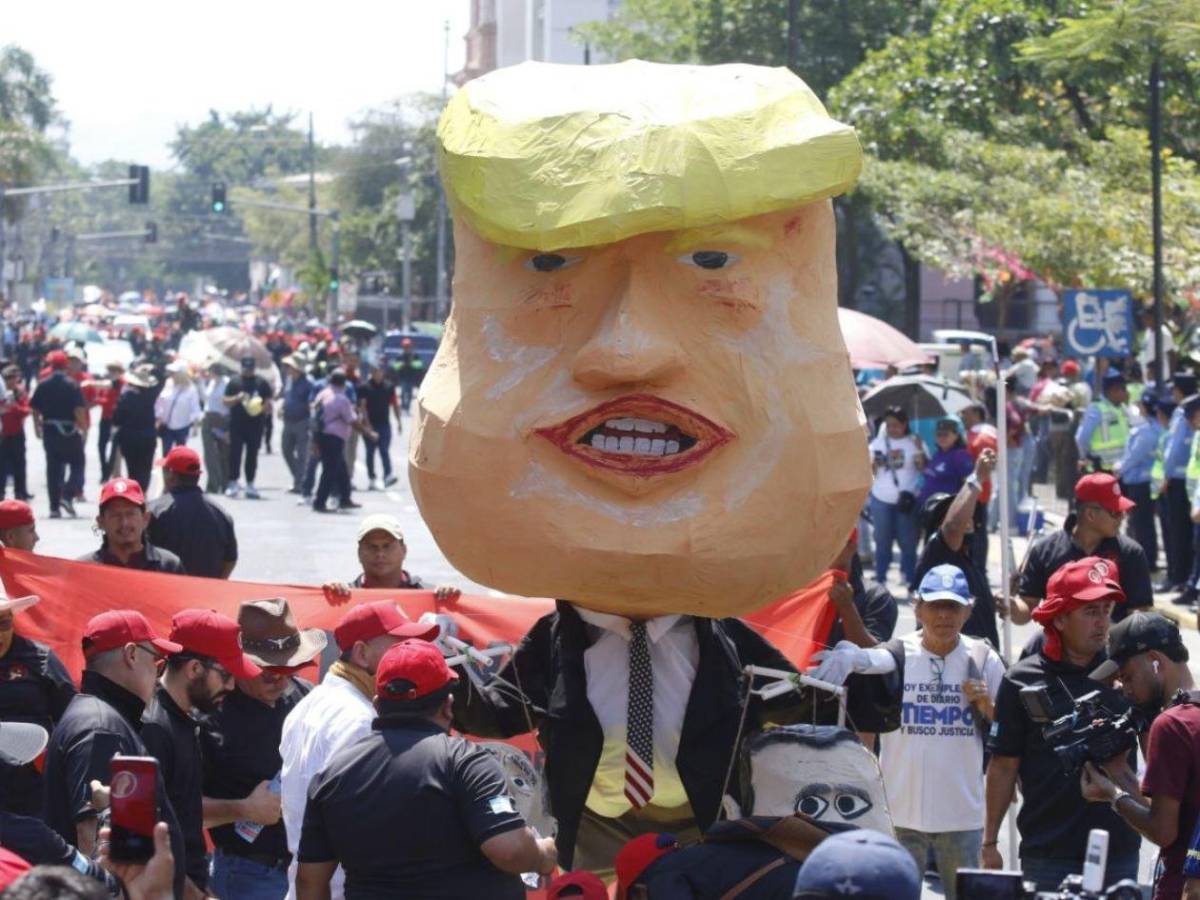 Queman figura de Donald Trump durante marcha del Día del Trabajador en SPS