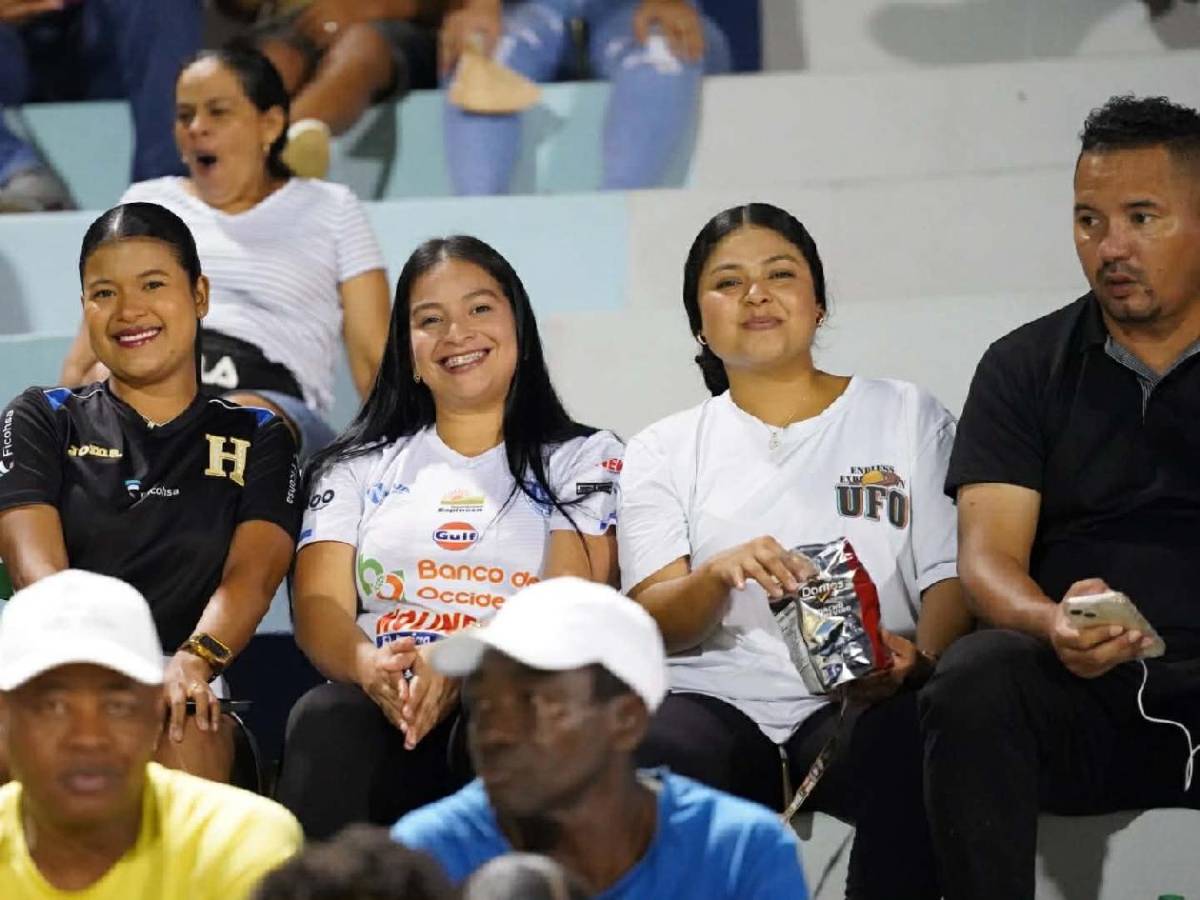 ¿Quién es la hermosa rubia? Chicas enamoran, figura presente e 'infiltrado'
