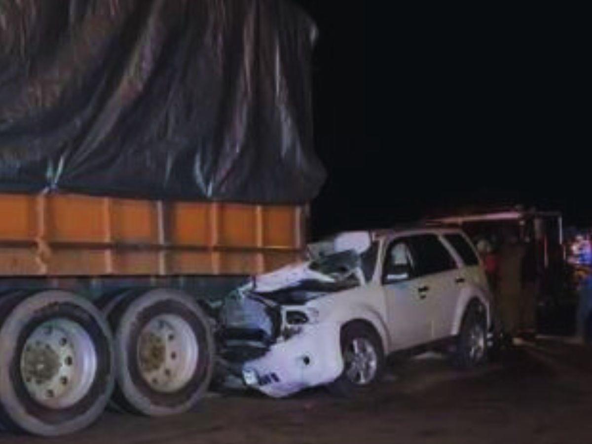 La camioneta, una Ford Escape blanca, impactó contra la parte trasera de un tríaler.