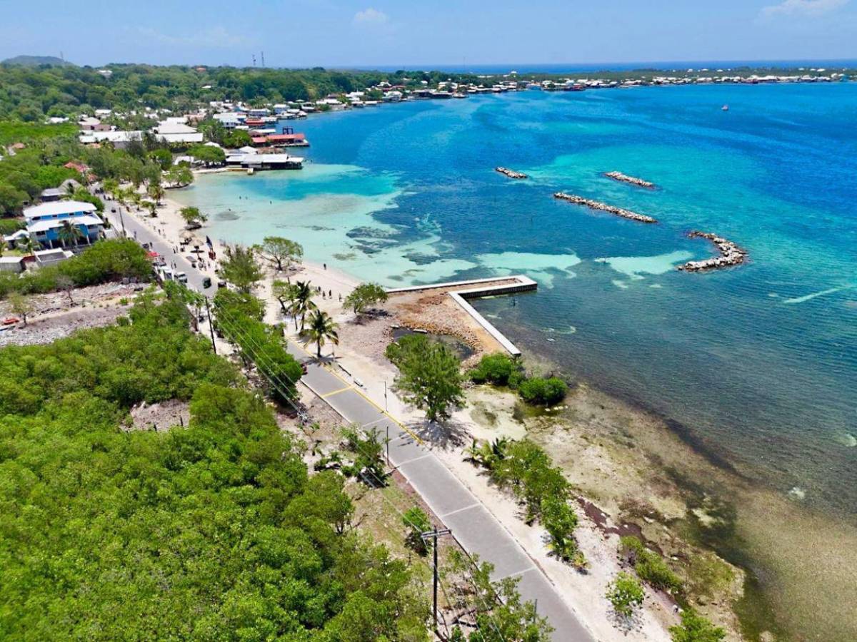 Gobierno inaugura rompeolas para proteger Utila y abrir puertas al turismo