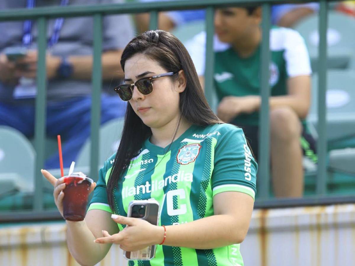 Chicas lindas y ambiente familiar en las gradas del Yankel Rosenthal