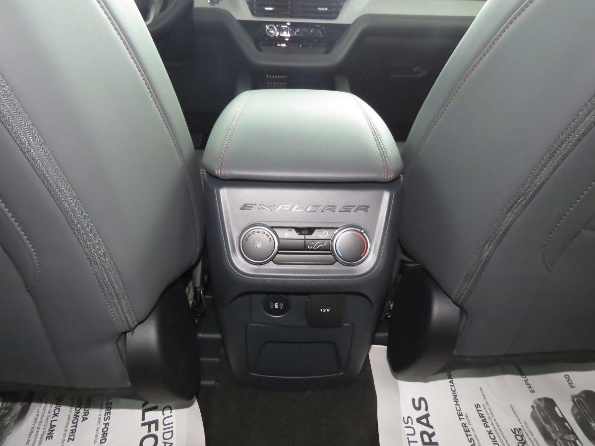 Los controles del aire acondicionado de los asientos traseros.