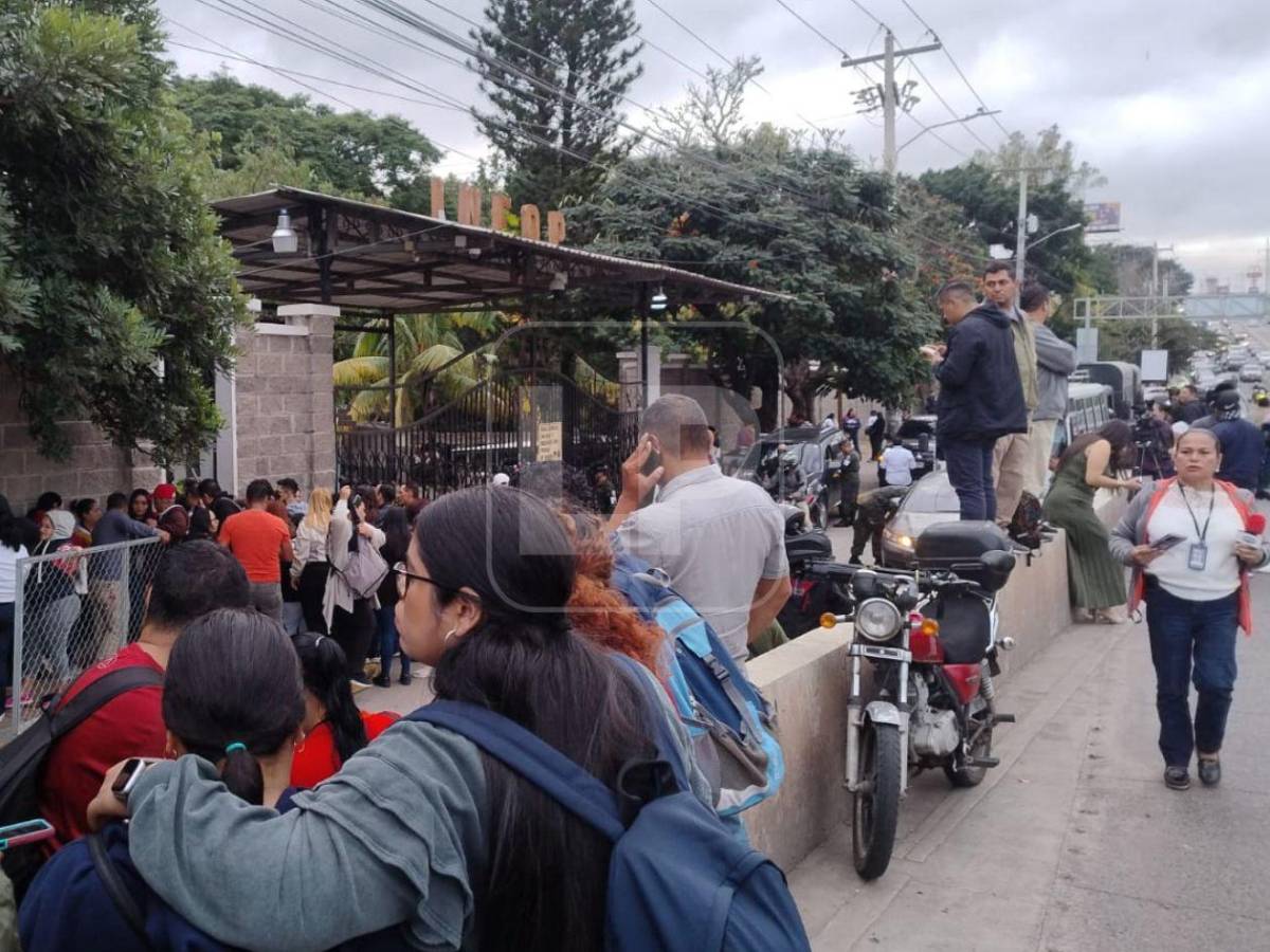 En imágenes: Así se vive la espera del escrutinio especial en los alrededores del CLE