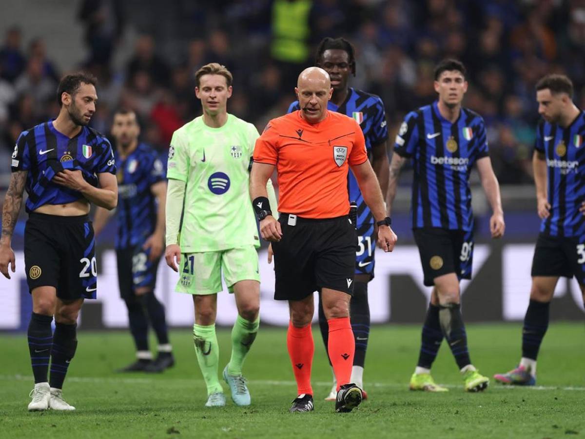 El árbitro Marciniak se burla de las quejas del Barcelona y le manda un aviso