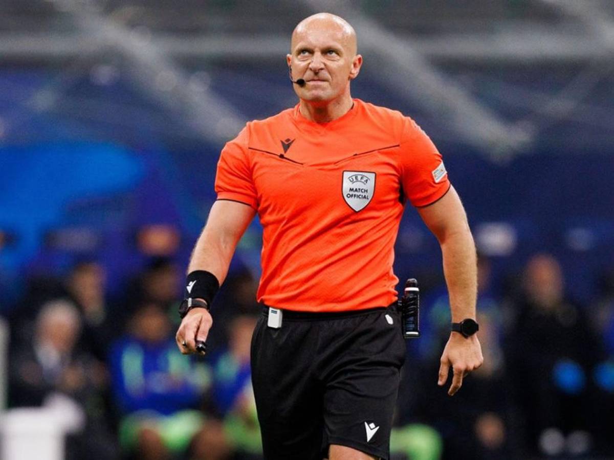 El árbitro Marciniak se burla de las quejas del Barcelona y le manda un aviso