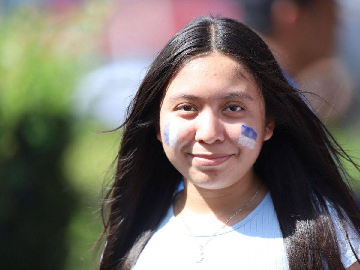 Las bellas mujeres que encendieron el ambiente en el Honduras-El Salvador