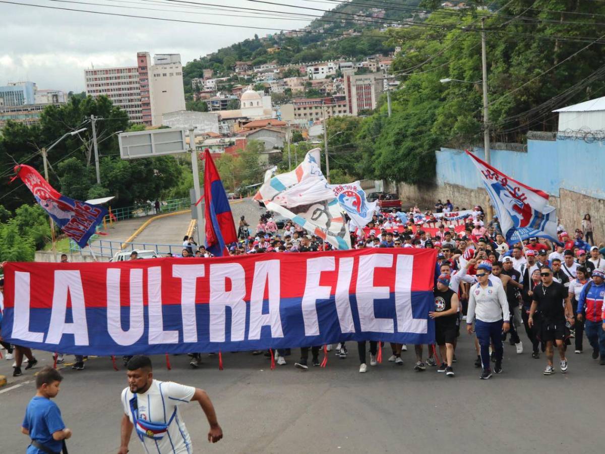 ¡Ambientazo! Fiesta de la Ultra Fiel y las chicas sensación en el Chelato Uclés