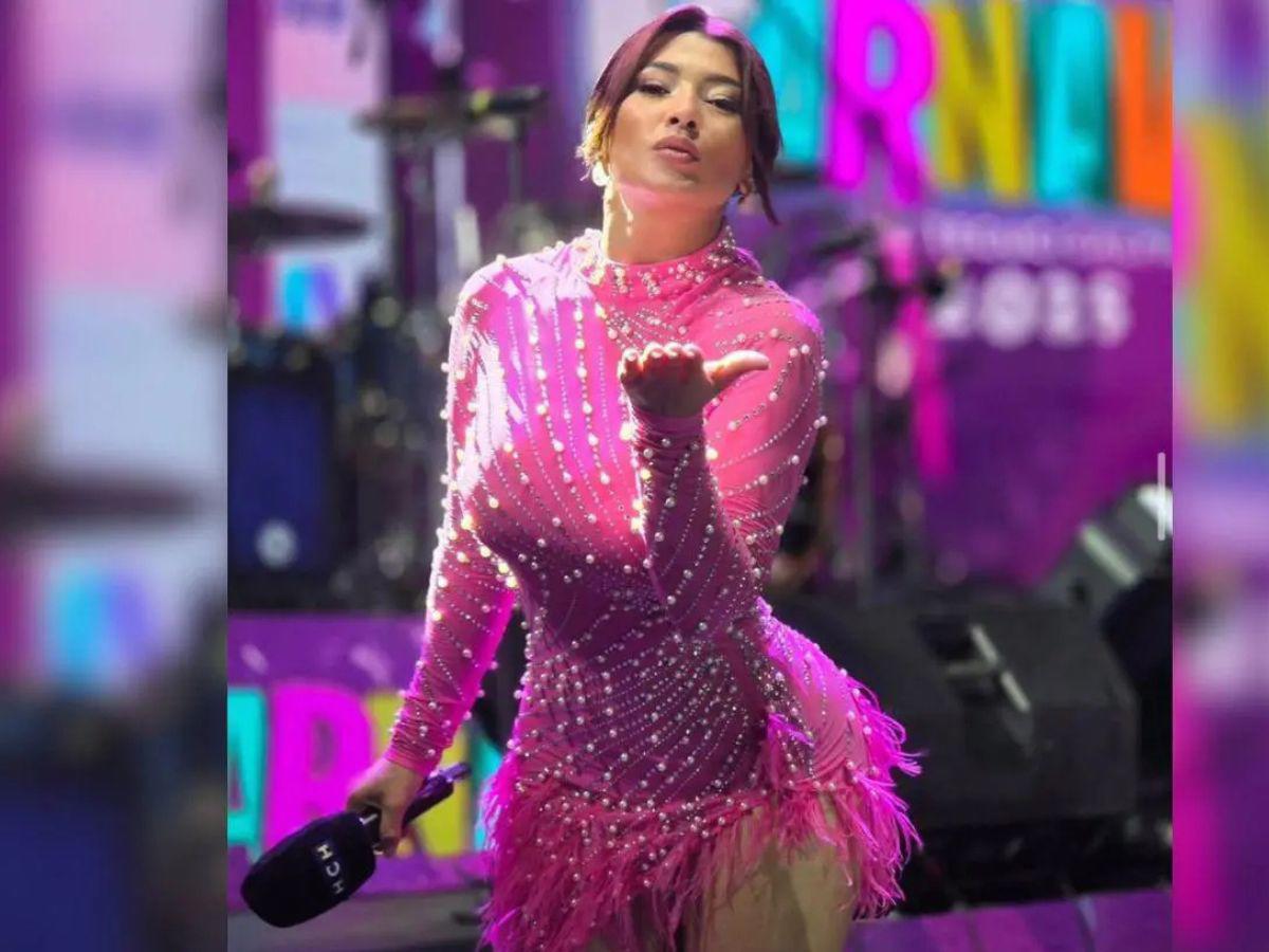 ¿Nuevo trabajo? Milagro Flores sorprende vestida de aeromoza en España