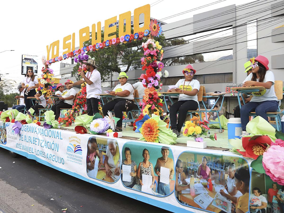 Miles disfrutaron desfile carrozas en Avenida Circunvalación de SPS