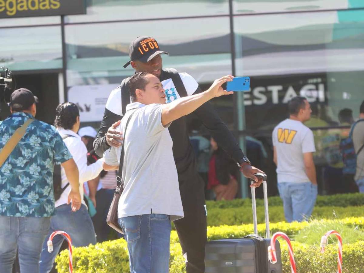 Yustin Arboleda atendió a un aficionado que le solicitó una fotografía.