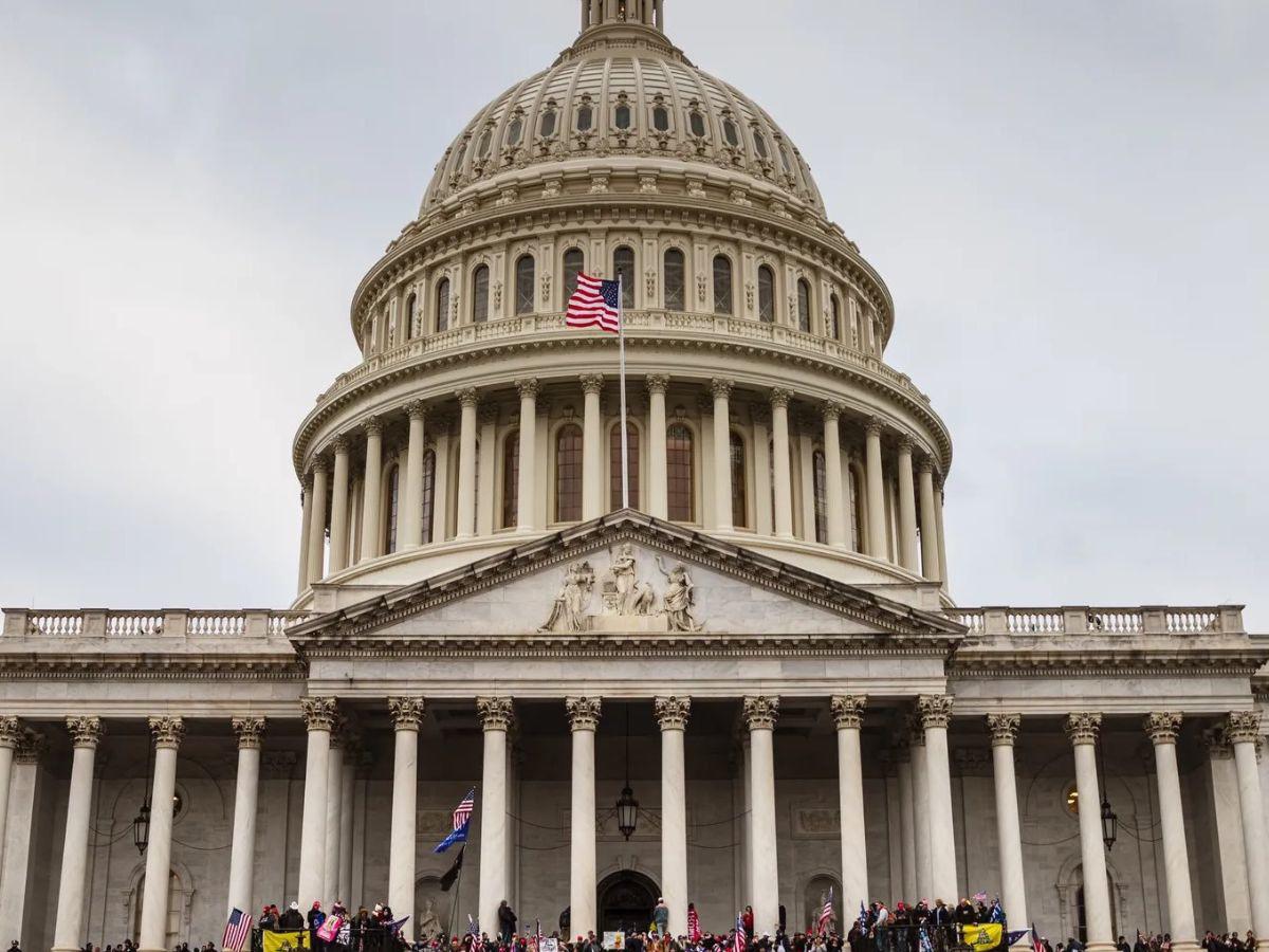 Detienen a un hombre que olía a combustible en el Capitolio de EEUU el día de las elecciones