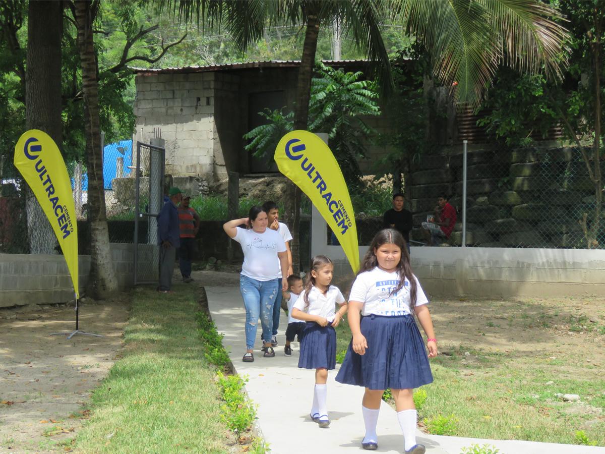 Cemento Ultracem construye en la educación de Choloma