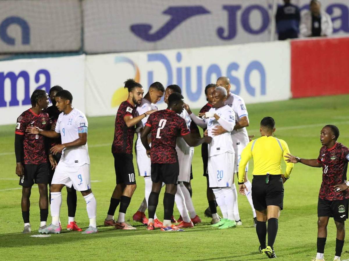 Honduras festeja vs Antigua y Barbuda, show de diputado, lindas chicas y jugador abucheado