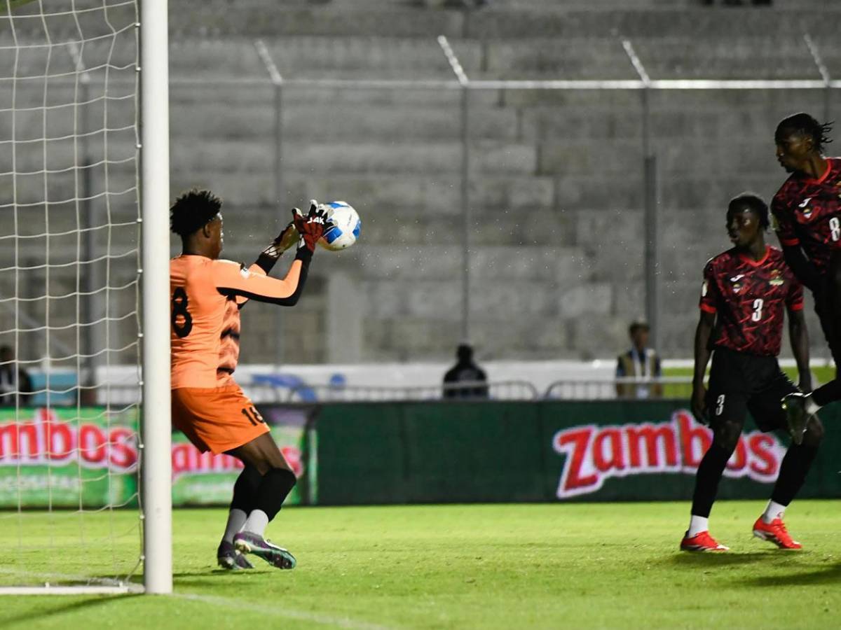 Honduras festeja vs Antigua y Barbuda, show de diputado, lindas chicas y jugador abucheado