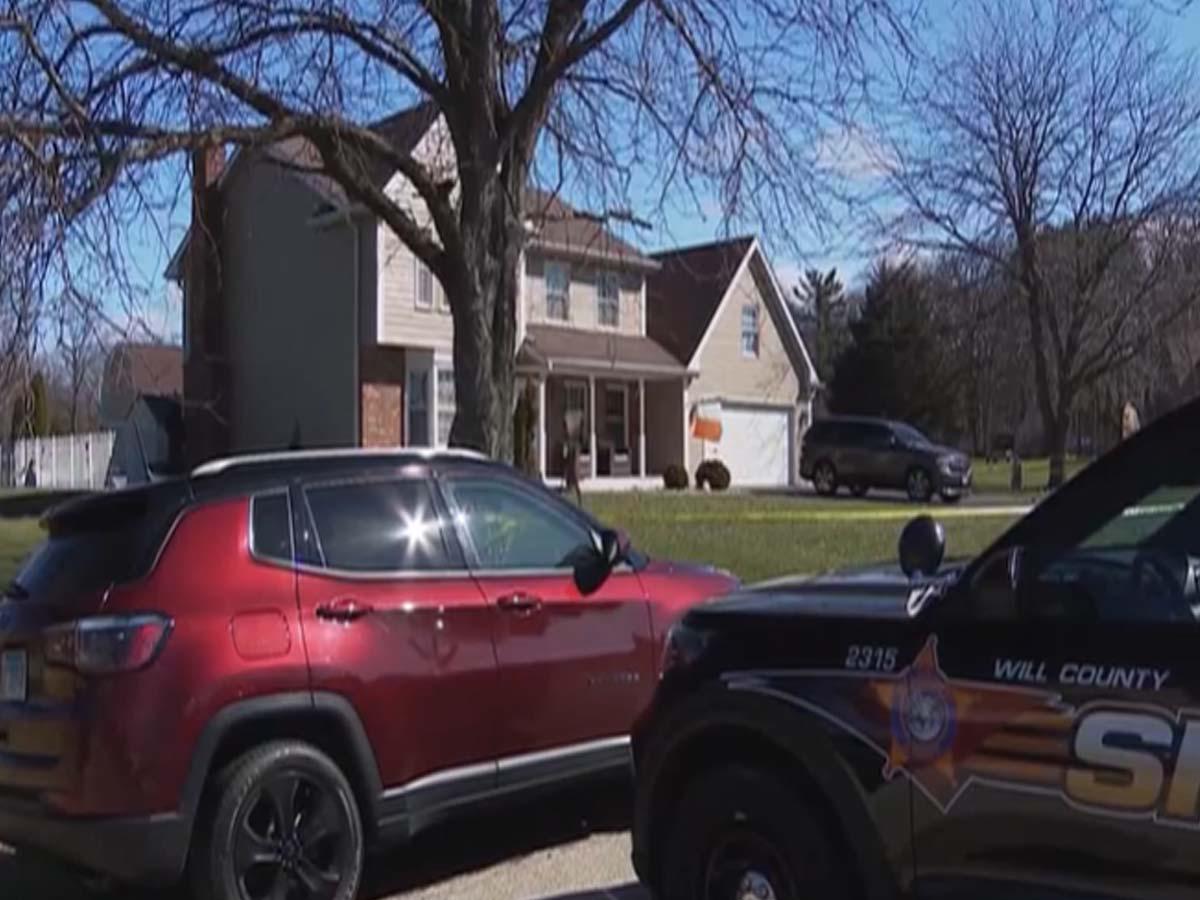 Mujer es acusada de matar al padre de sus hijos y a sus suegros en Chicago