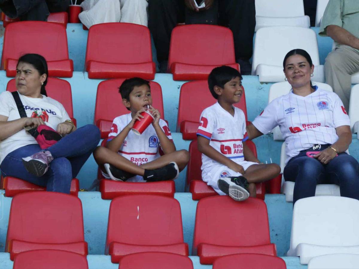 Fotos: gran ambiente, chicas e infiltrados en el Olimpia vs Platense