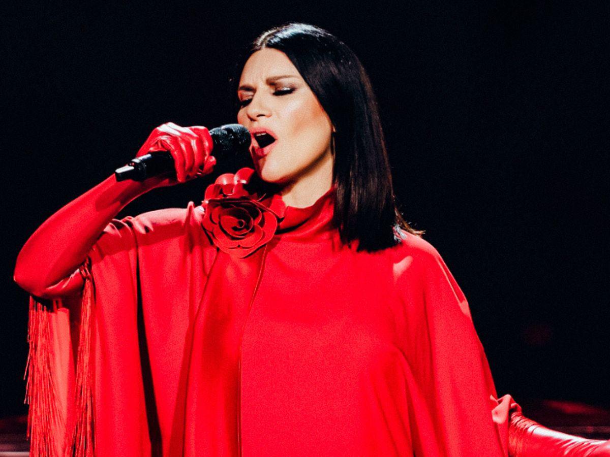 Laura Pausini sufre crisis respiratoria en pleno concierto y preocupa a sus fans