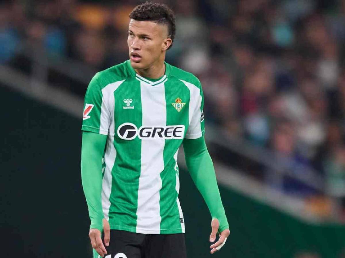 Escándalo: le destapan romance con hija de leyenda y lo borran del equipo