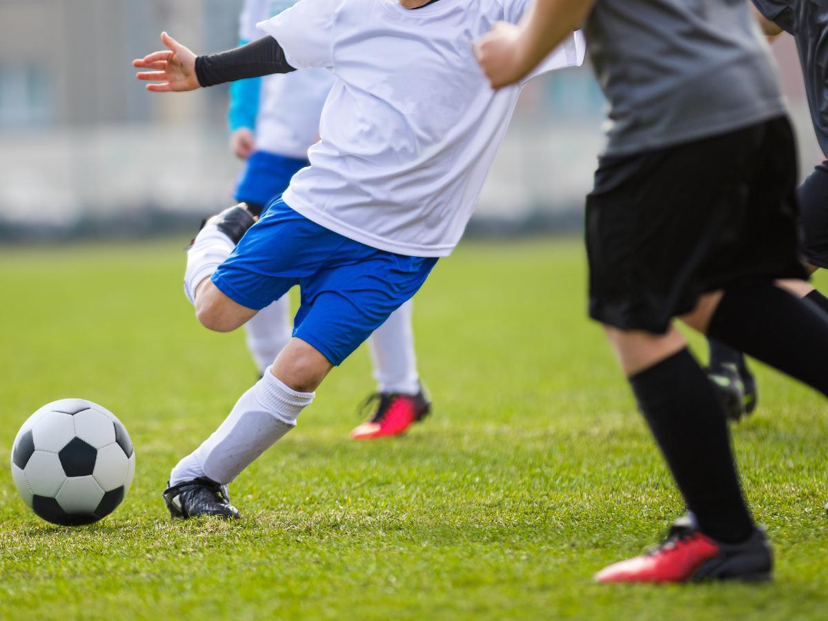 Rayo provoca en vivo la muerte de un jugador durante partido de fútbol