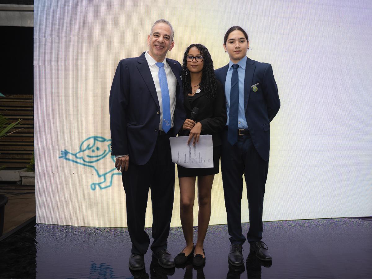 Juan Carlos Atala, presidente de Fundación Ficohsa, junto a dos jóvenes ex alumnos de Fundación Ficohsa.