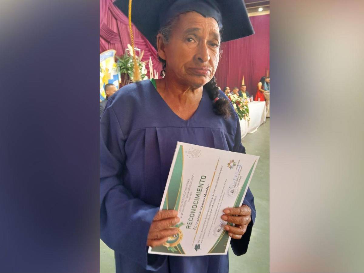 Alegría en Yoro: A sus 65 años, doña Vicky cumple su sueño de graduarse