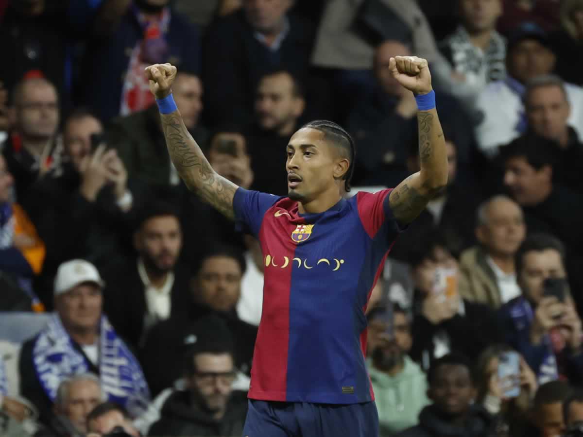 Raphinha cerró la goleada del Barcelona ante el Real Madrid.