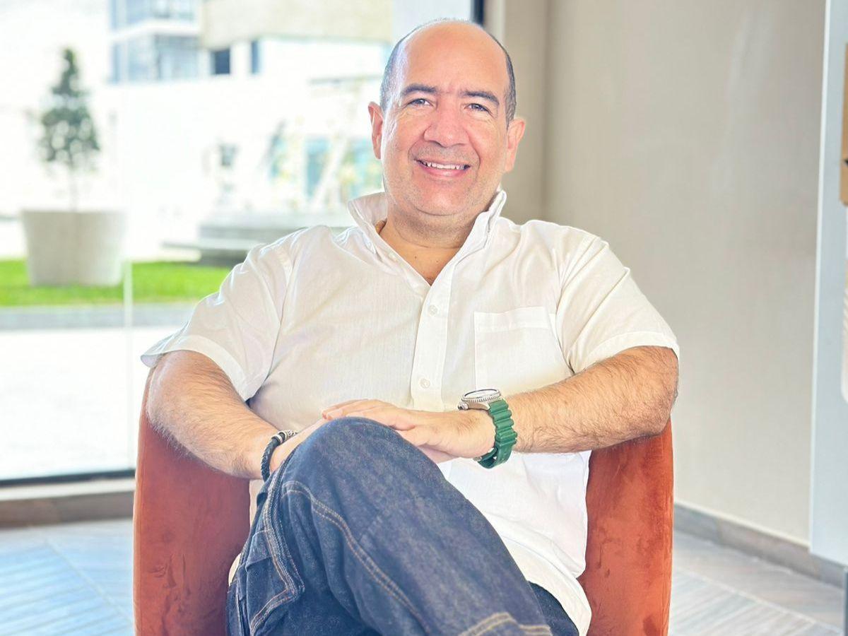 Maneja Adobe, Canva y redes: Godofredo Fajardo defiende el salario de L45 mil de su hija