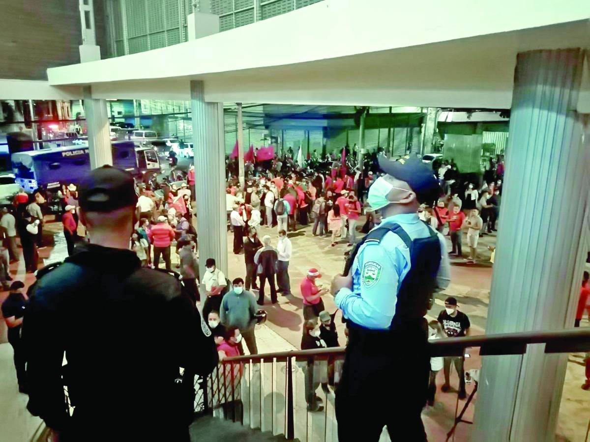 Cientos de adeptos del partido Libre emprendieron una nueva vigilia en las inmediaciones del CN.