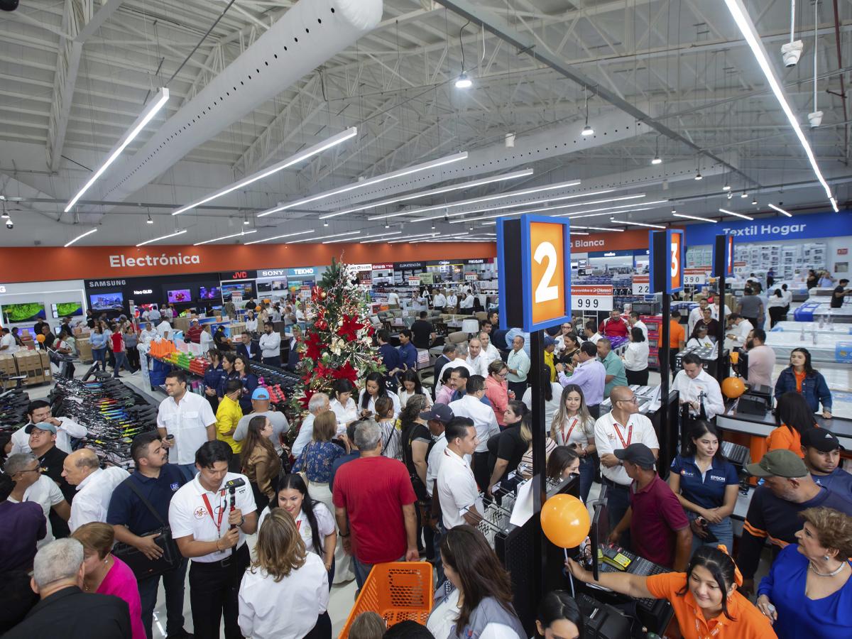 Los progreseños abarrotaron la tienda Diunsa ElectroHogar a minutos de su inauguración.