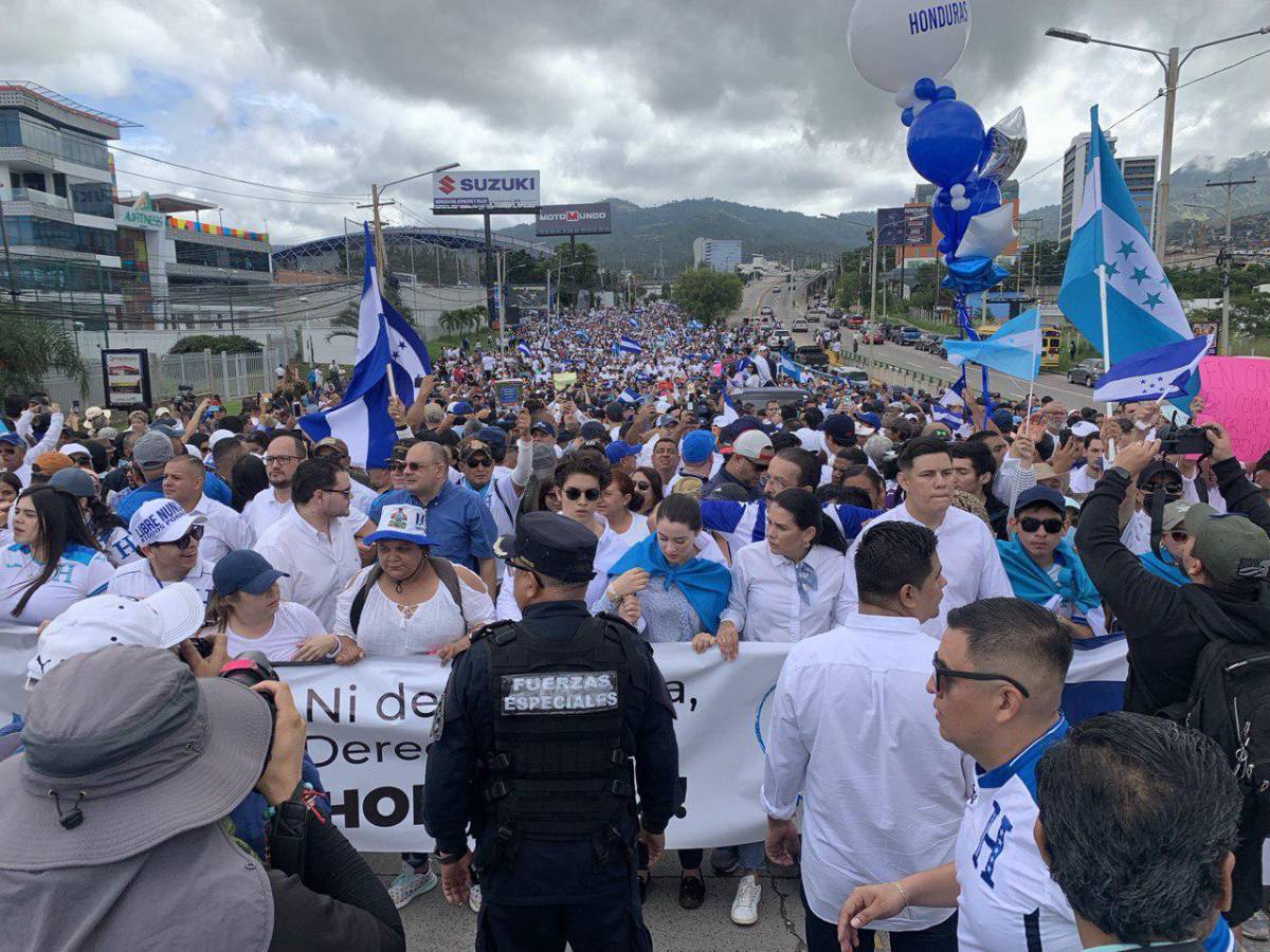 Vista extensa de la marcha opositora este sábado en Tegucigalpa.