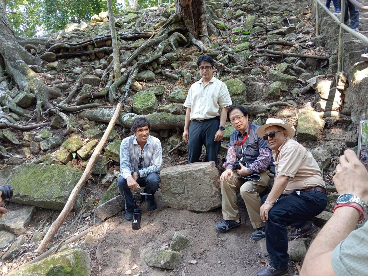 Descubren fragmentos de estela del quinto siglo en Copán