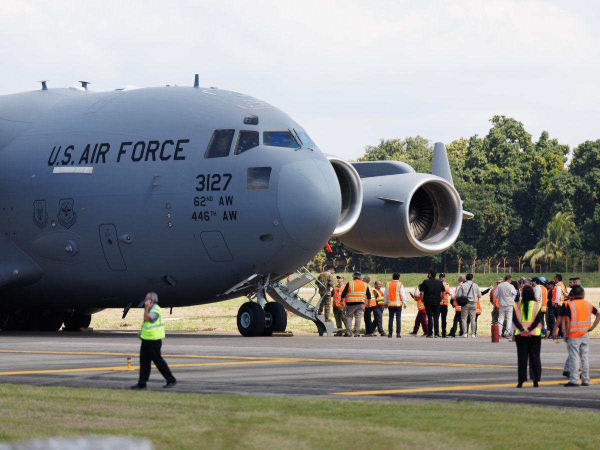 Llega al Ramón Villeda Morales el primer vuelo militar con más de 70 deportados de EE UU