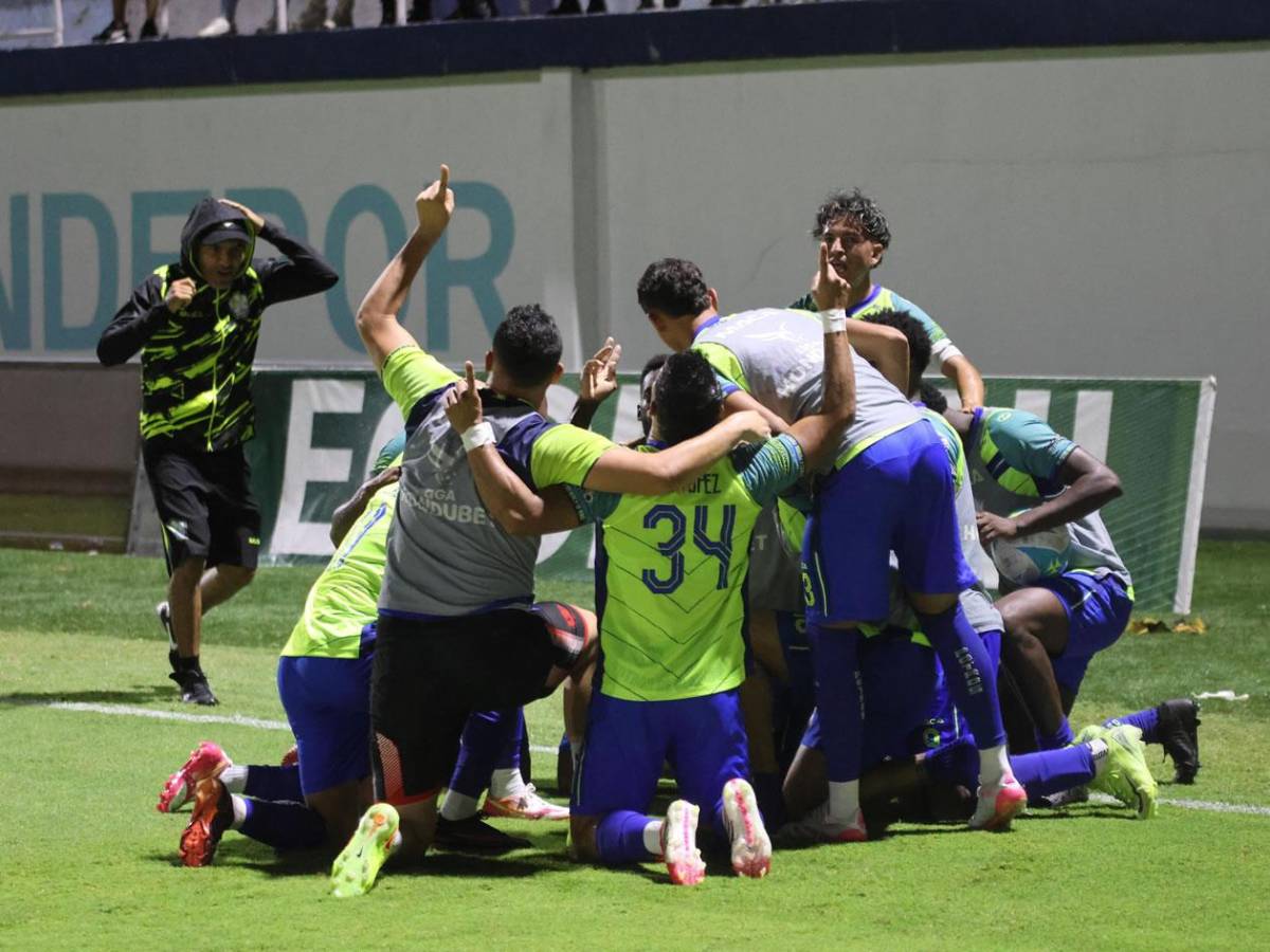 Marcó triplete y recibió beso, polémicas del FVS, selfie de Motagua y Victoria se hunde