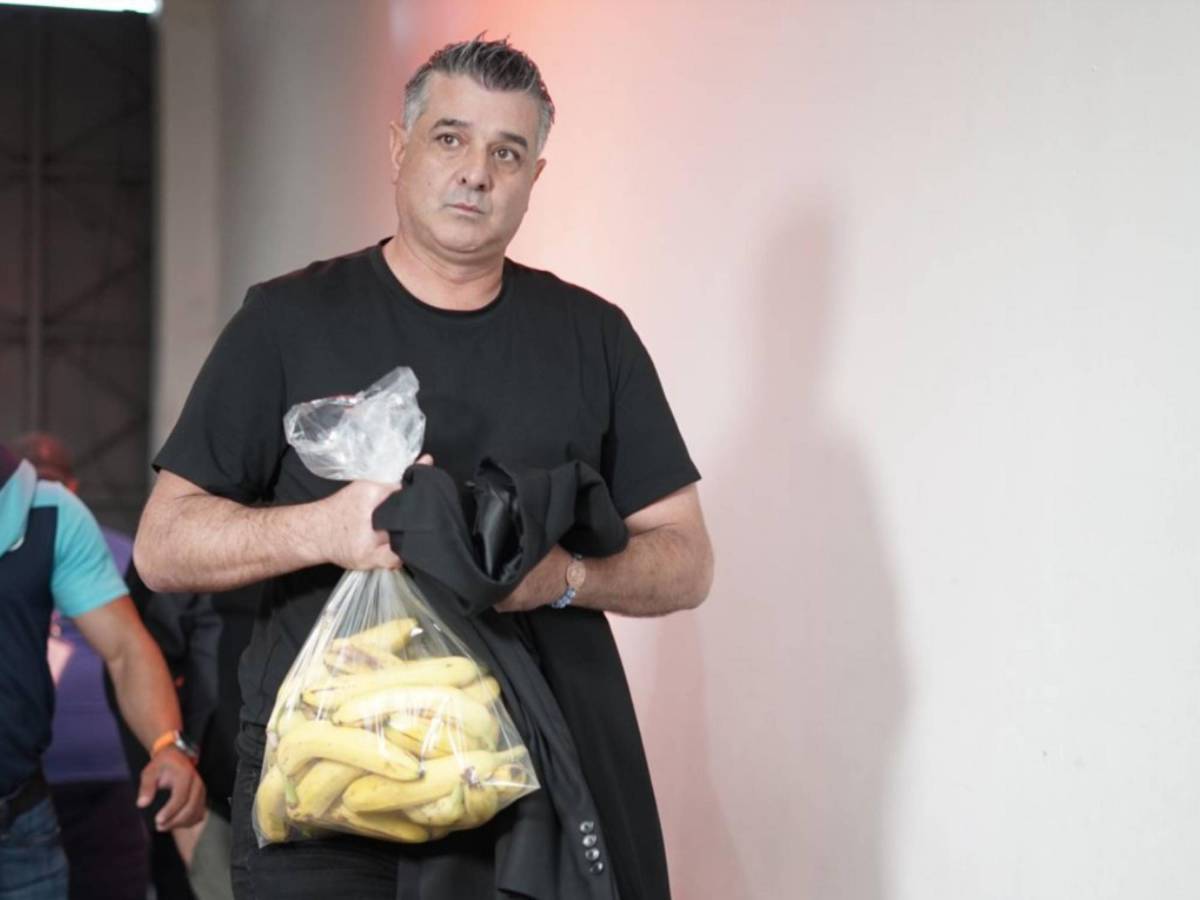 Diego Vázquez llegó con varios bananos dentro de una bolsa.