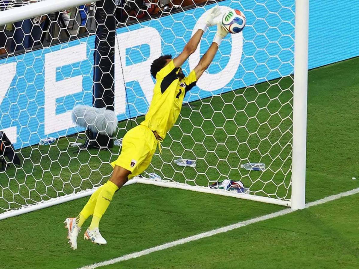 Vozinha ya es número uno tras su Mundial y supera a grandes porteros: ¿Compañero de Messi?