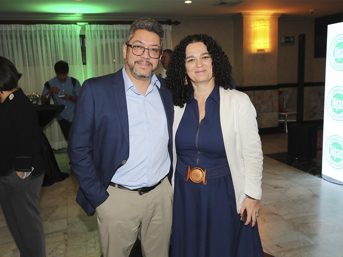 La ingeniera Antonia Bordas, ponente internacional, junto a Claudio Contreras disfrutando de la velada.