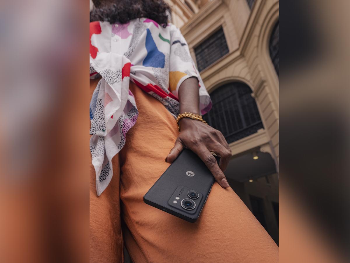 La elegante simetría del Motorola Edge 40 te hará experimentar de la comodidad de sus bordes curvos que se adaptan a tu mano.