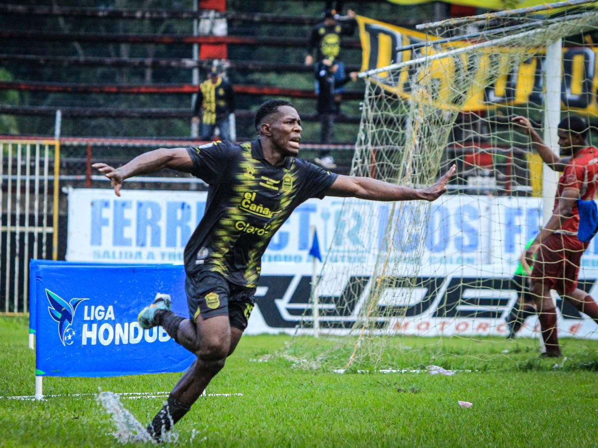 Dixon Ramírez celebrando el gol que sentenció la victoria del Real España ante la Real Sociedad en Tocoa.