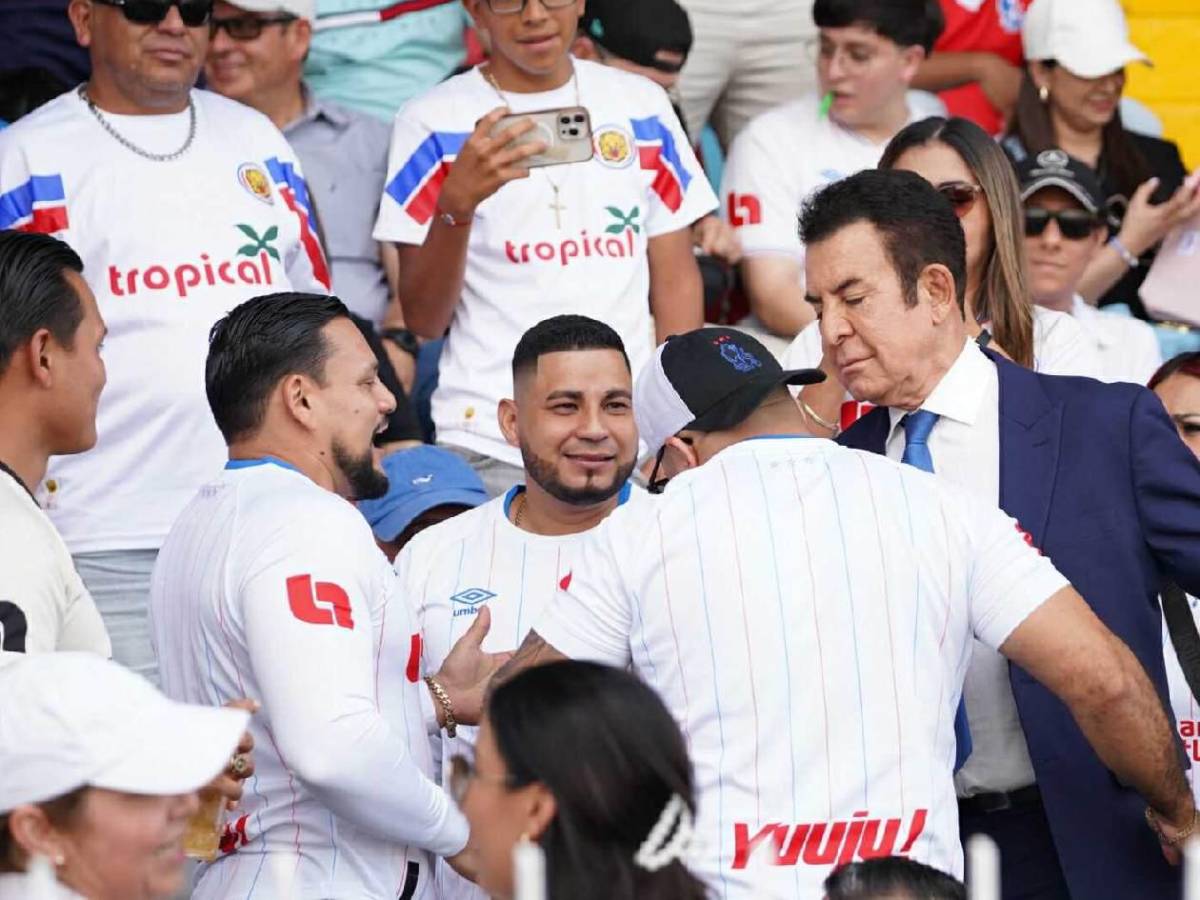 Derroche de bellezas en la final, revuelo por Nasralla y esposa de jugador cautiva