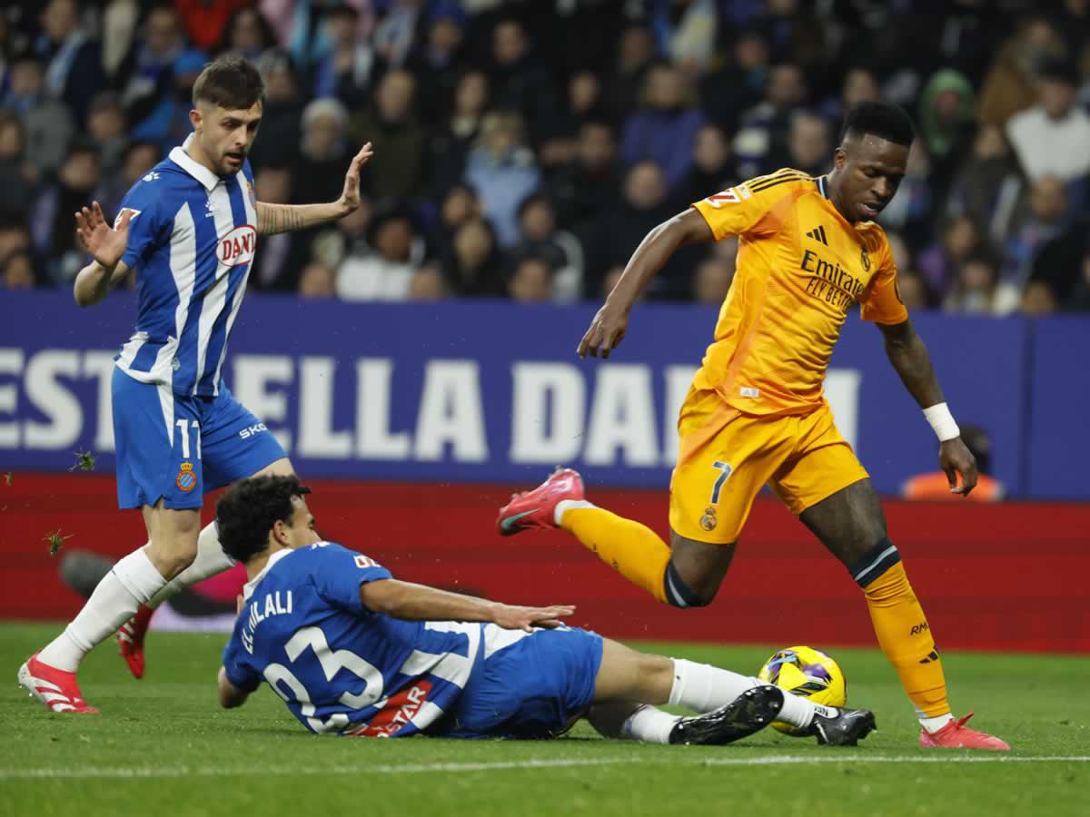 Vinicius volvió a jugar con el Real Madrid tras cumplir la sanción y no la tuvo fácil contra la defensa del Espanyol.