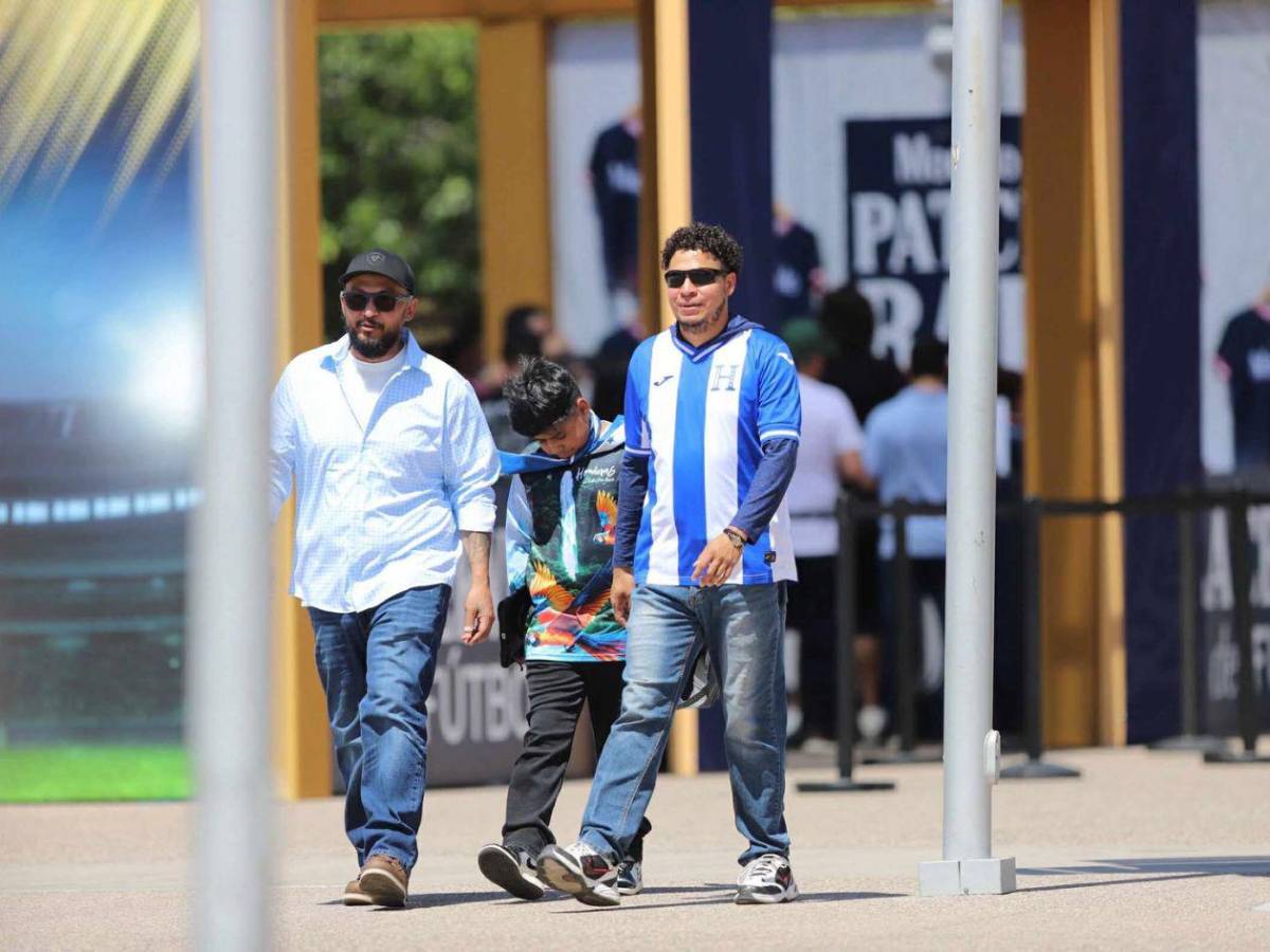 Ambiente y belleza en el partido Panamá-Honduras: ¿quién es la chica de pelo rubio?