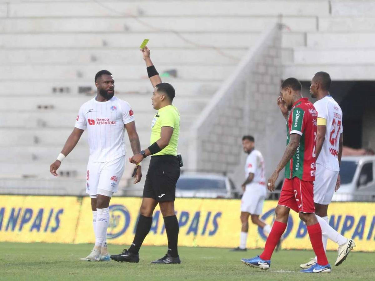 Tremenda pelea de jugadores, tristeza de Keosseián y percance con hincha