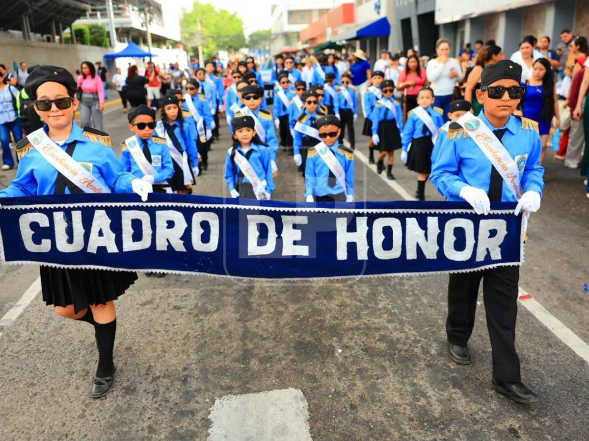 Centros educativos llenan de música, baile y tradición las calles sampedranas